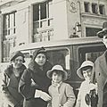 A Cherbourg :Tante Marguerite ( la femme de Louis ..., Marie ( Mamie) , Tonton Louis Courthès Ginette et Janine 
