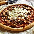 Pizza al tonno e capperi, olive, mozzarella (pizza au thon et câpres, olives, mozzarella)