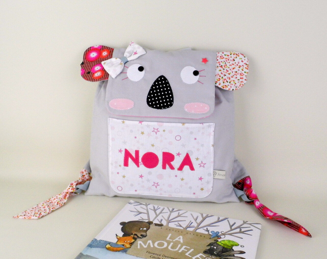 Sac à dos bébé personnalisé prénom Nora sac koala gris rose poudre fuchsia  cadeau naissance anniversaire enfant - Photo de A- Sac à dos maternelle  personnalisé - Amanite rOse