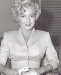 1952_06_Niagara_scene00221_BlueSuit_OnSet_020_Script_020