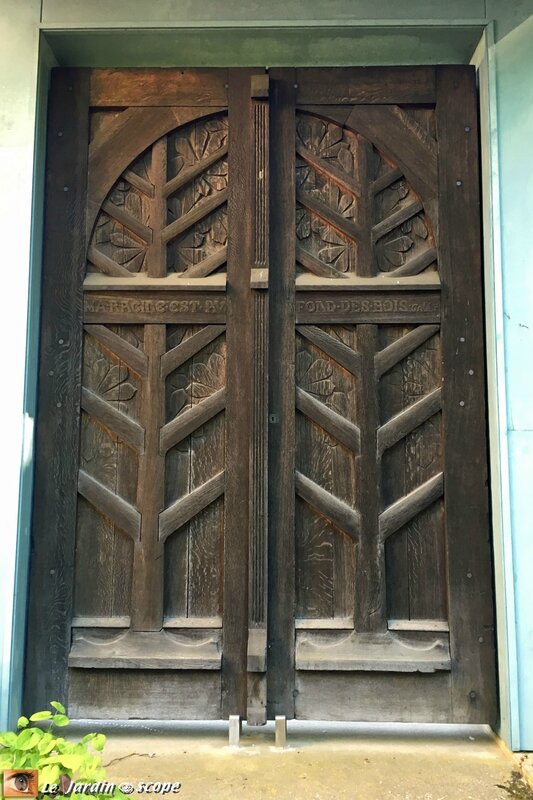 Porte en chêne - jardin du musée de l'École de Nancy
