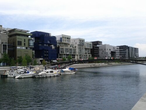 Marina & immeubles futuristes Confluence