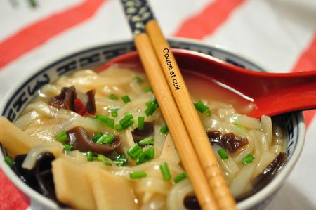 Nouilles chinoises aux champignons noirs et pousses de bambou