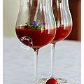 Velouté fraises tomates, basilic, huile d'olive et perles de vinaigre balsamique.....une entrée vitaminée et light!