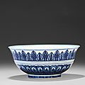 Bol en porcelaine bleu blanc à décor de style ming, chine, dynastie qing, marque et époque yongzheng (1723-1735)