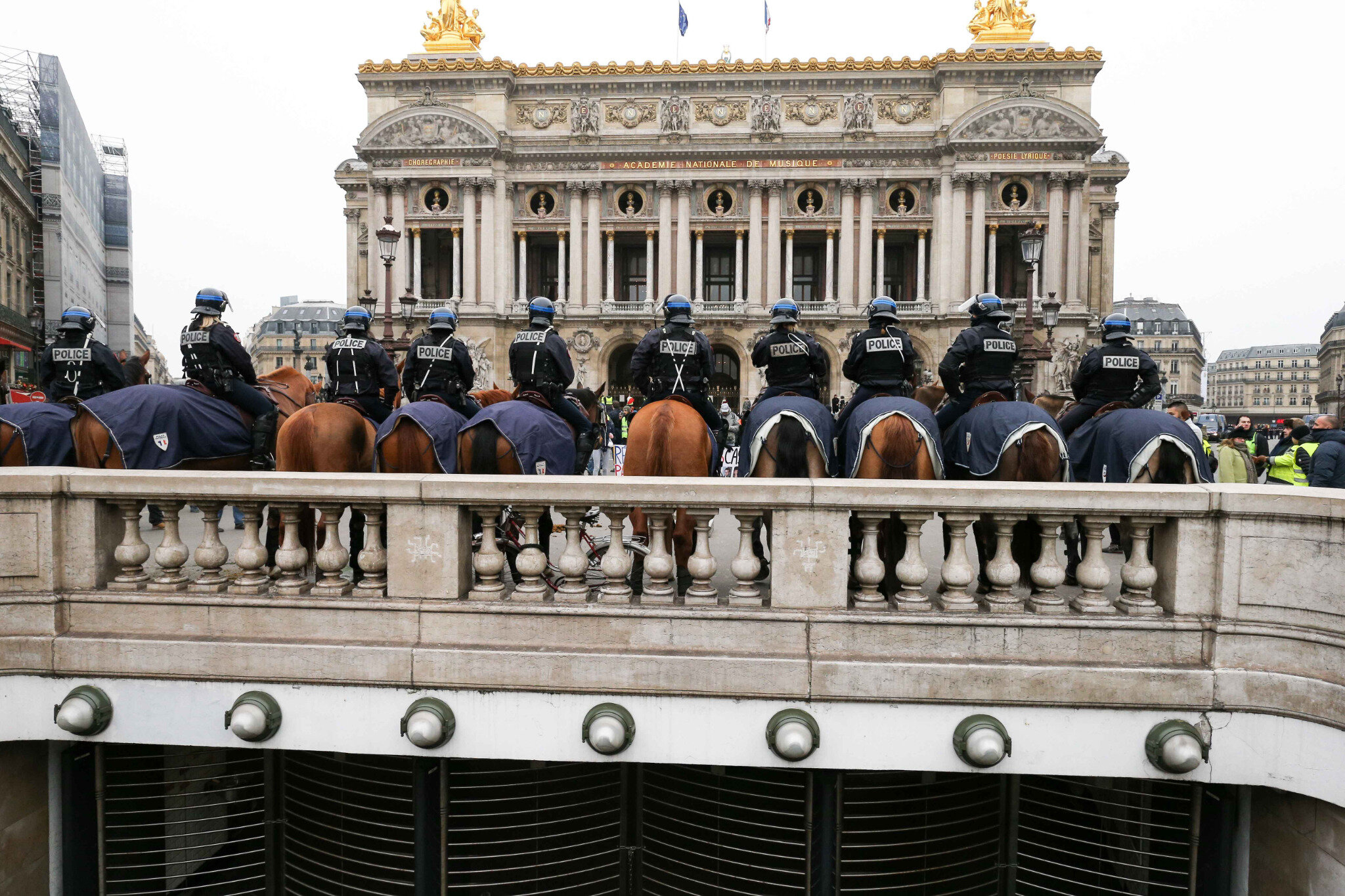 « Gilets jaunes » : la police montée déployée à Paris. © Michel Stoupak. Sam 15.12.2018, 11h42m44.