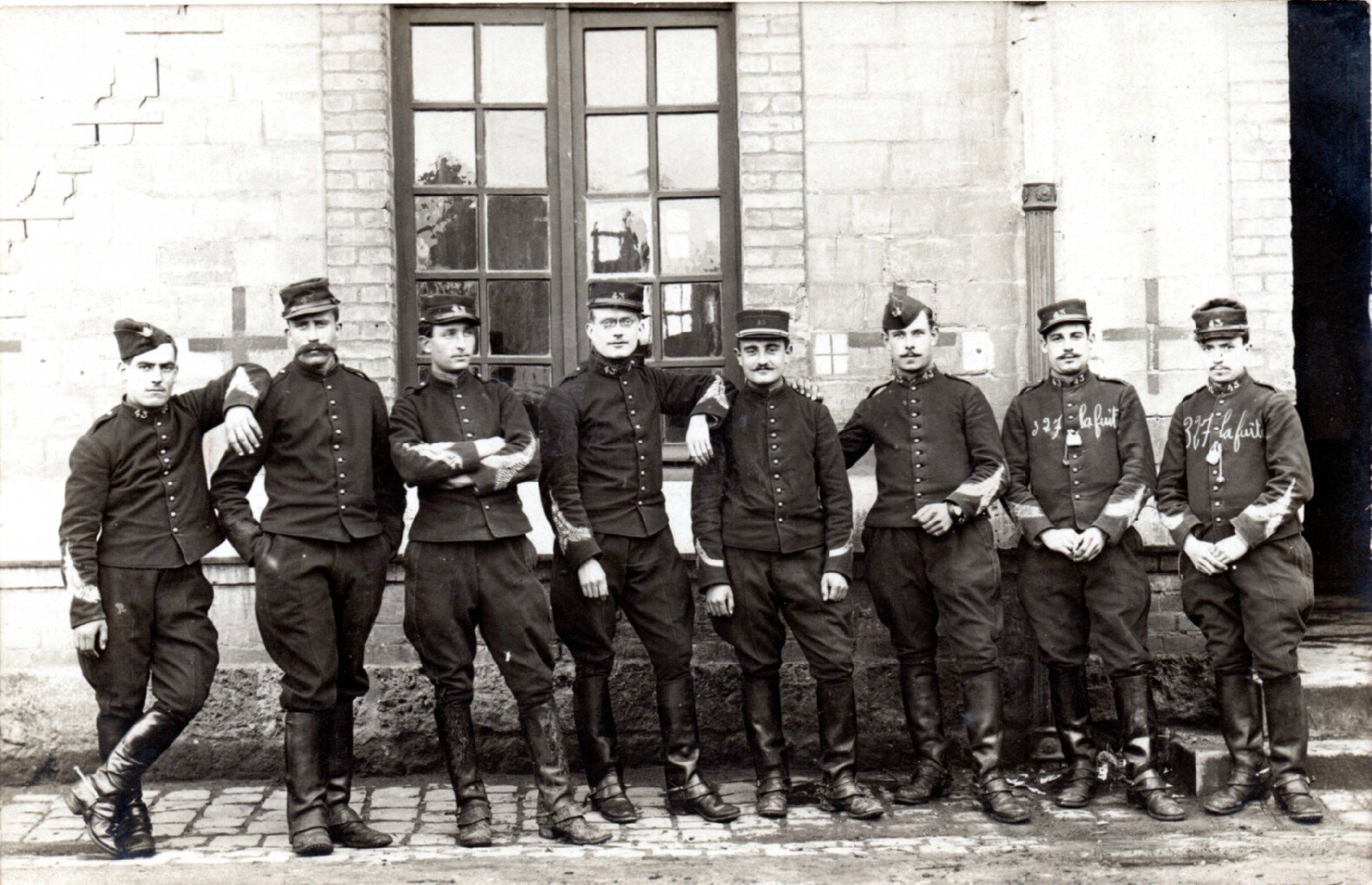 Rouen, caserne Jeanne d'Arc, artilleurs du 43e RAC au 327 la fuite (carte-photo coll. Verney-gandeguerre)