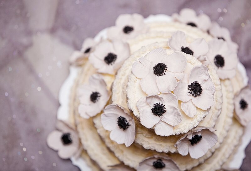 white_wedding_cake_black_ivory_anemone_wedding_flowers