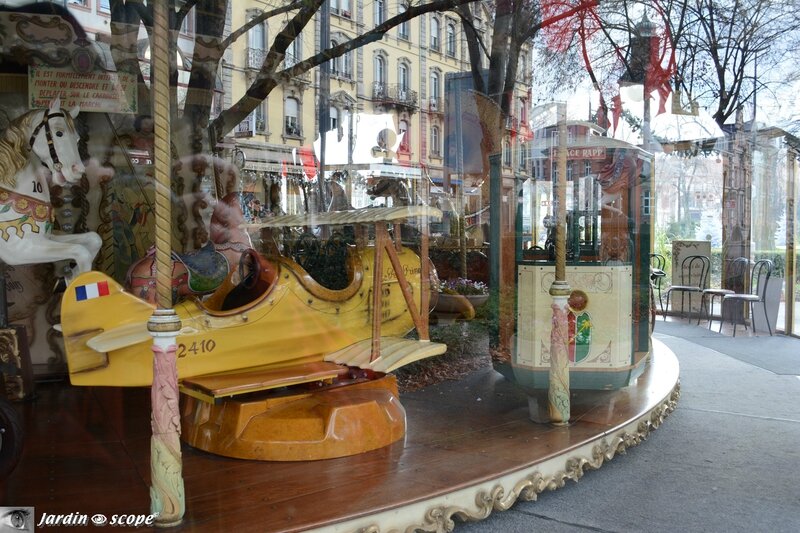 Reflets dans le carrousel 1900 de la Place Rapp