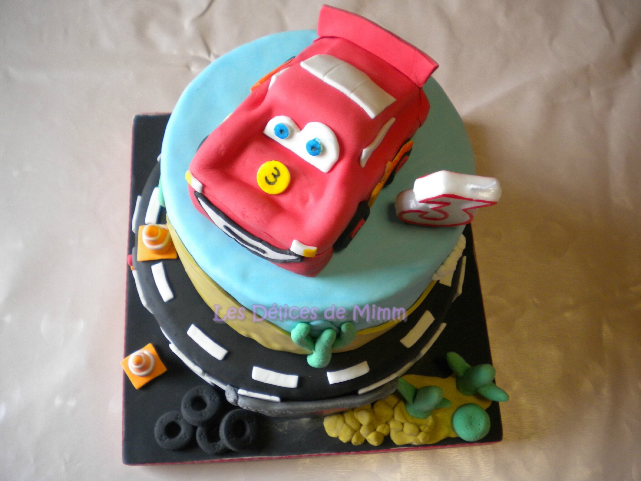 Comment faire gâteau d'anniversaire façon Cars (décoration en pâte à sucre)  