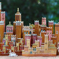 Kasbahs marocaines miniatures, sculptées dans du bois de palmier, et peintes ensuite