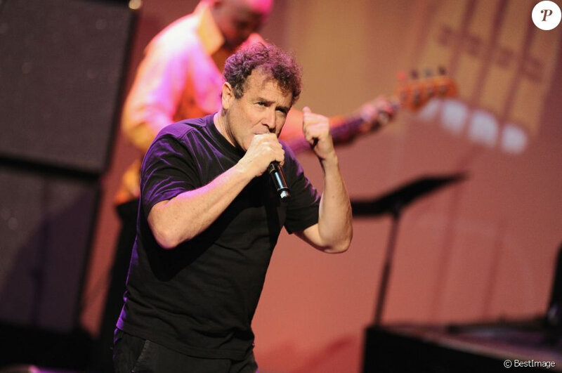 4915886-johnny-clegg-chante-lors-d-un-gala-pour-950x0-3