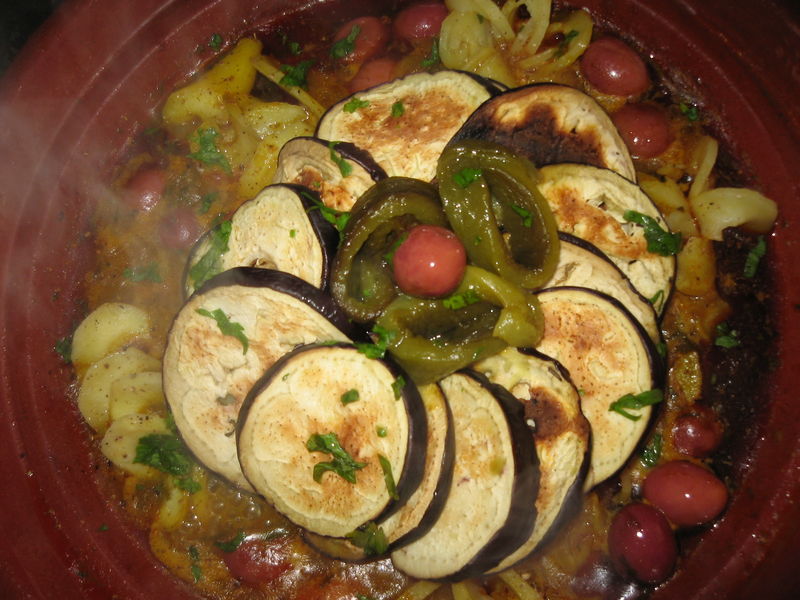 Tajine d'agneau aux aubergines, poivrons et olives rouges Photo de