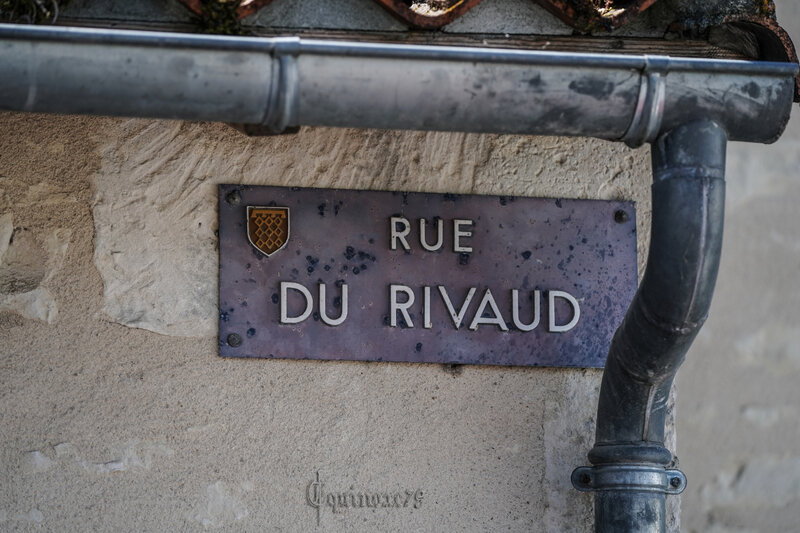 La fontaine d'Ayron est établie sur l'une des principales sources qui alimentaient les fossés de l'ancienne forteresse de Frontenay l’abattu, rasée au 13ème siècle (2)
