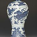 Vase en porcelaine bleu blanc de forme meiping. chine, dynastie ming, période wanli, xvième siècle