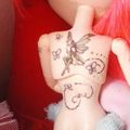 Lily montre ses tattoos