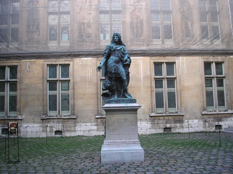 Cour de Carnavalet avant restauration avec statue de Louis XIV de Coysevox photos ludivine Rodon