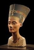 Résultat de recherche d'images pour "Découverte du buste de Néfertiti à Tell el-Amarna en Egypte par l'archéologue allemand Ludwig Borchardt."