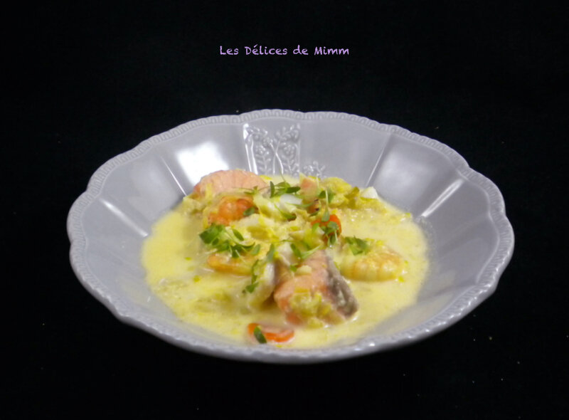 Nage safranée de poissons et gambas
