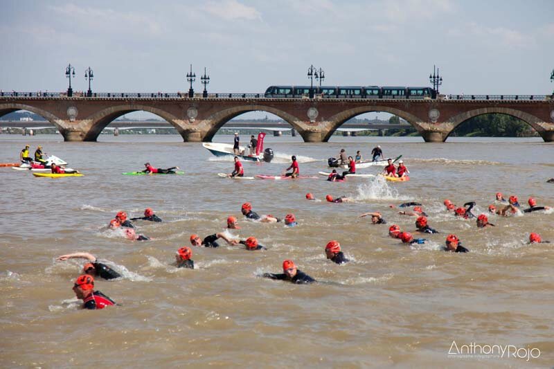 Traversée De La Garonne à La Nage 2022 Du bitume, de l'eau, et un arc-en-ciel ! Traversée de Bordeaux à la