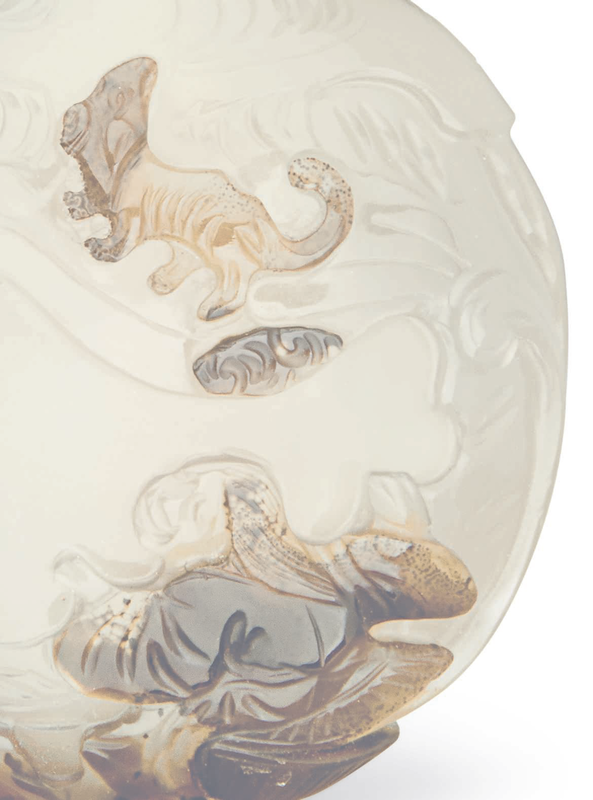 A carved cameo agate snuff bottle, Suzhou, 1780-1850 detail