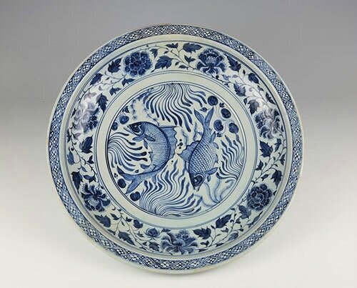 Blue-and-white porcelain plate with the design of peony flowers and double fishes, Yuan Dynasty (1271-1368)