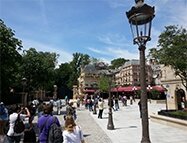 Nous arrivons par la rue Auguste Gusteau habillée de bancs et de lampadaires parisiens