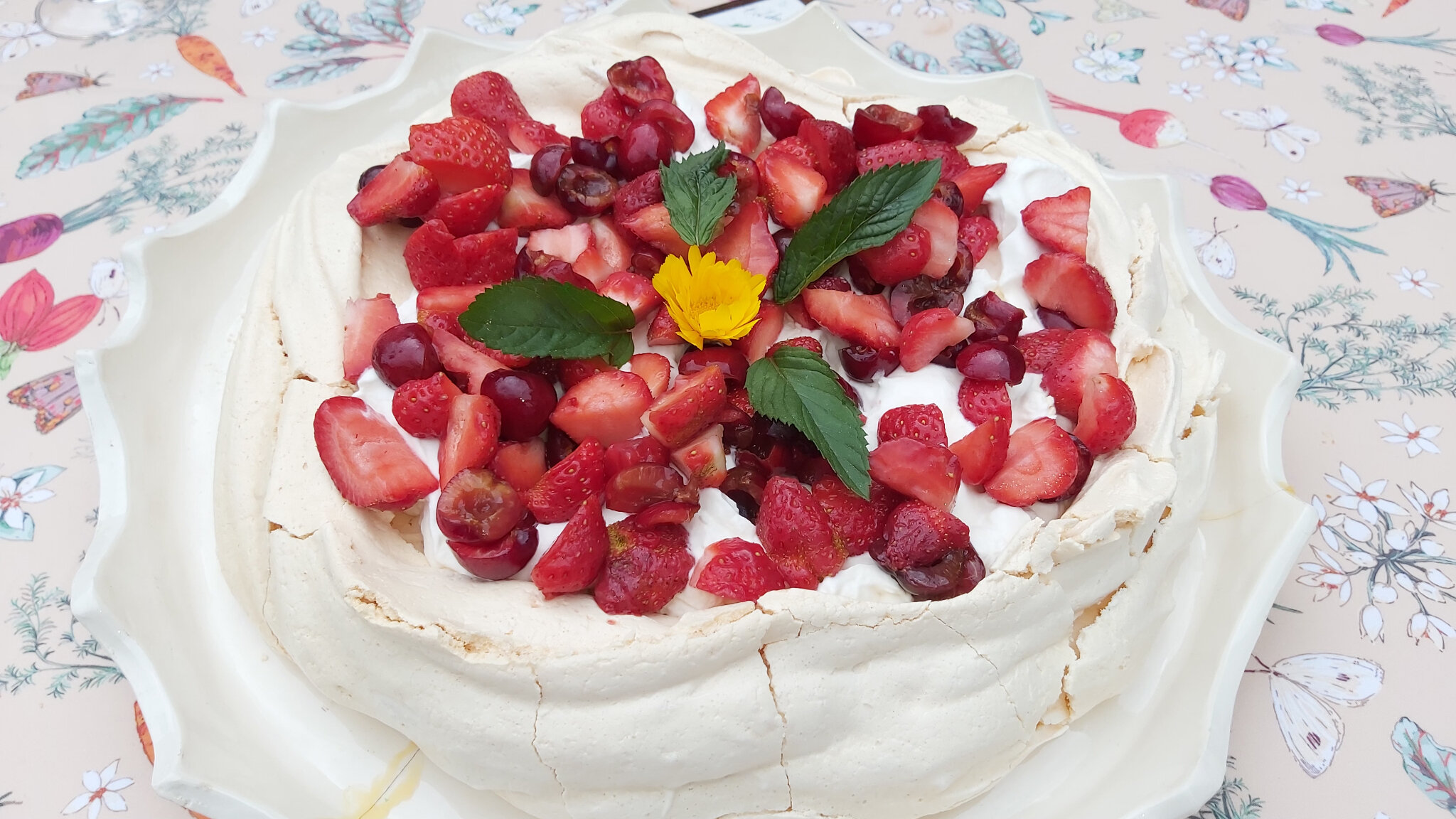 Pavlova Gateau De Meringue Et Creme Fouettee La Table De Jean Pierre