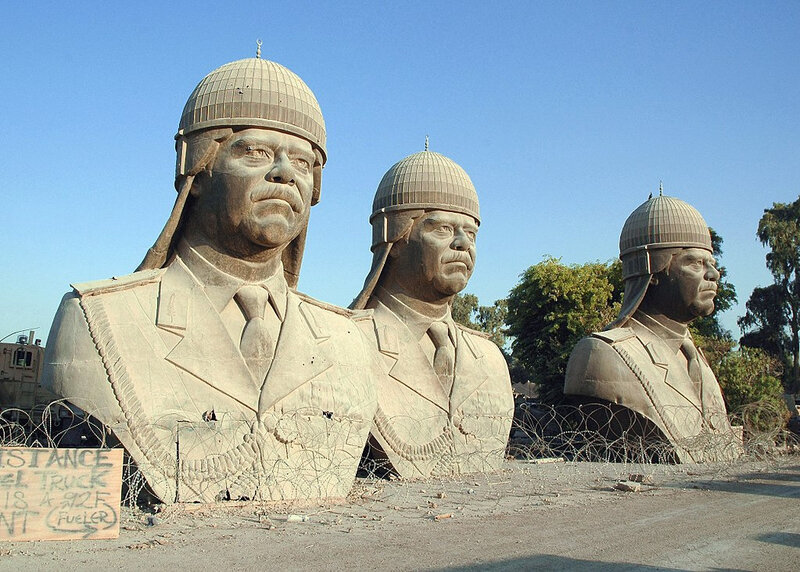 1024px-SaddamHusseinBronzeskulpturen