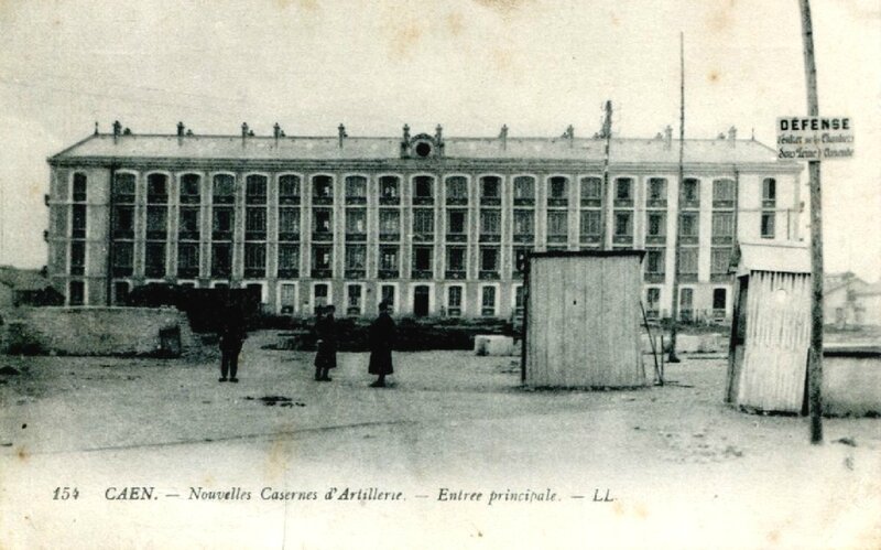 154 - Caen - Nouvelles casernes d'artillerie, entrée principale L.L. (carte postale coll. Verney-grandeguerre)
