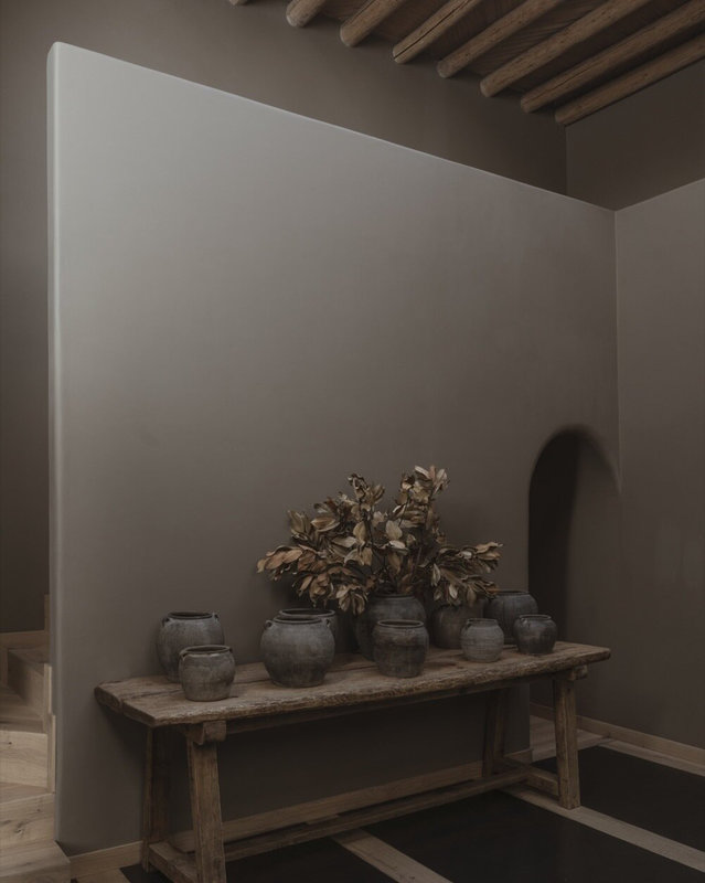 a-decidedly-sculptured-hall
