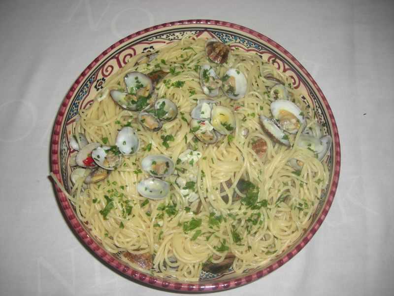 Spaghetti vénitiens à l'encre de seiche aux coques pour 4